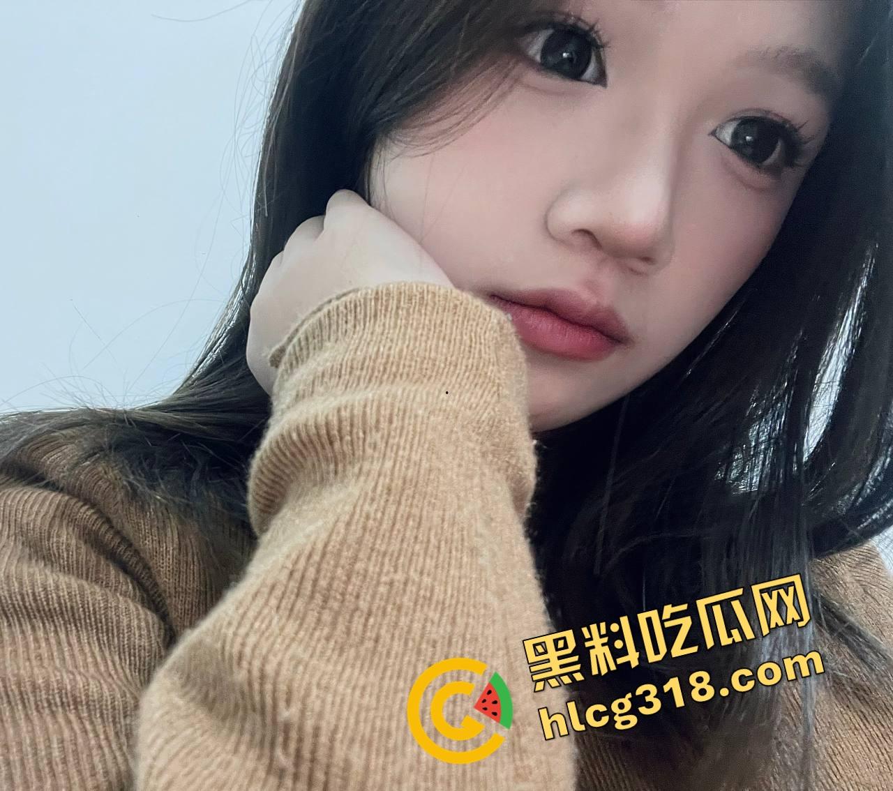 海角乱伦大神新作，野外水库边操得亲姐狂喷水，路人大爷驱赶中抠逼也能高潮！  第5张