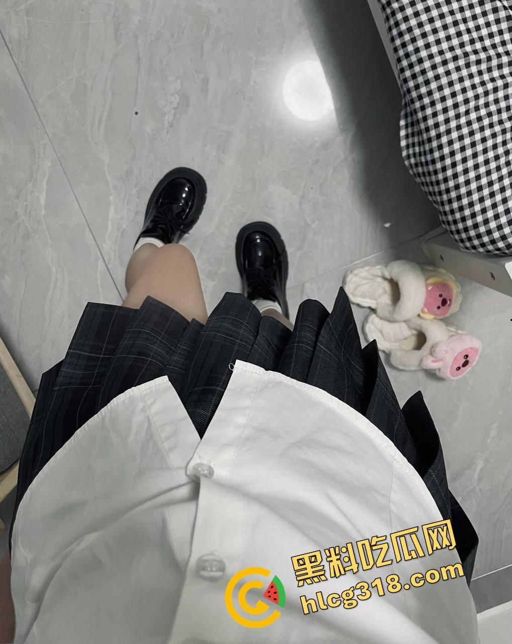 海角乱伦大神新作，野外水库边操得亲姐狂喷水，路人大爷驱赶中抠逼也能高潮！  第8张