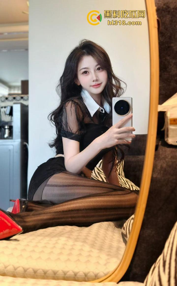 有钱人玩点刺激的，海景房不拉窗帘激情打炮，换着姿势狂干打桩，风景绝美尺度炸裂！  第1张