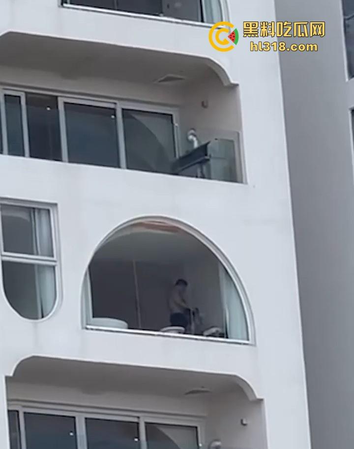 有钱人玩点刺激的，海景房不拉窗帘激情打炮，换着姿势狂干打桩，风景绝美尺度炸裂！  第4张