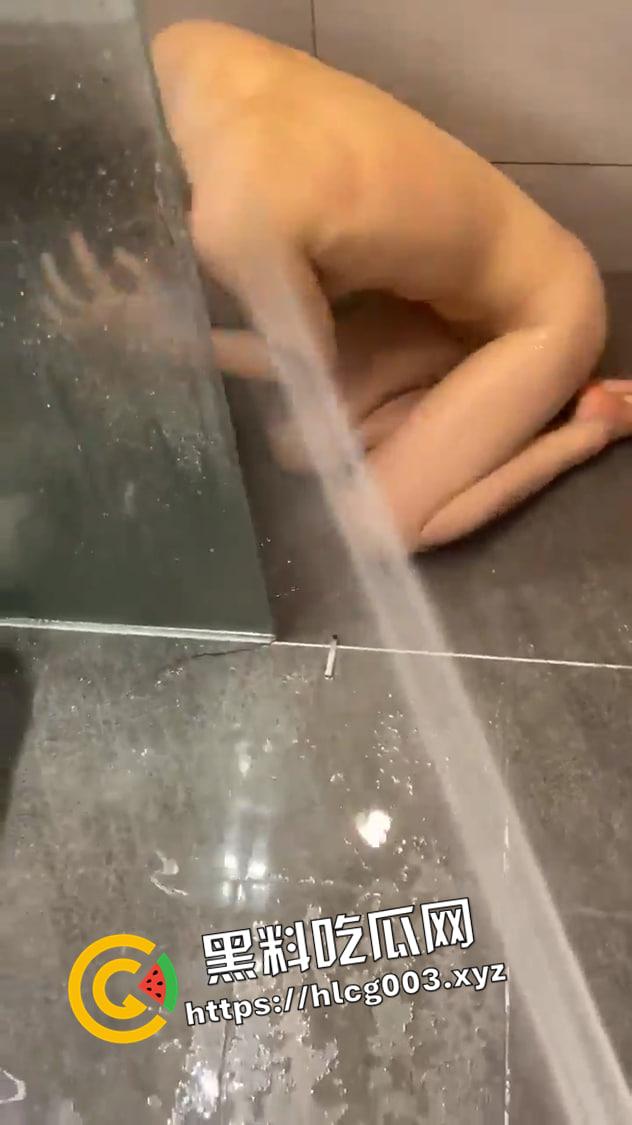 推特暗黑风SM情侣【msgcp】高颜值圣水调教 牵着绳子窒息深喉 爽撸福利  第7张