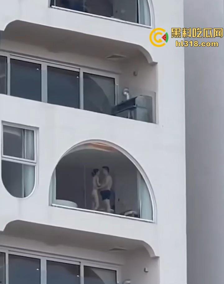 有钱人玩点刺激的，海景房不拉窗帘激情打炮，换着姿势狂干打桩，风景绝美尺度炸裂！  第5张