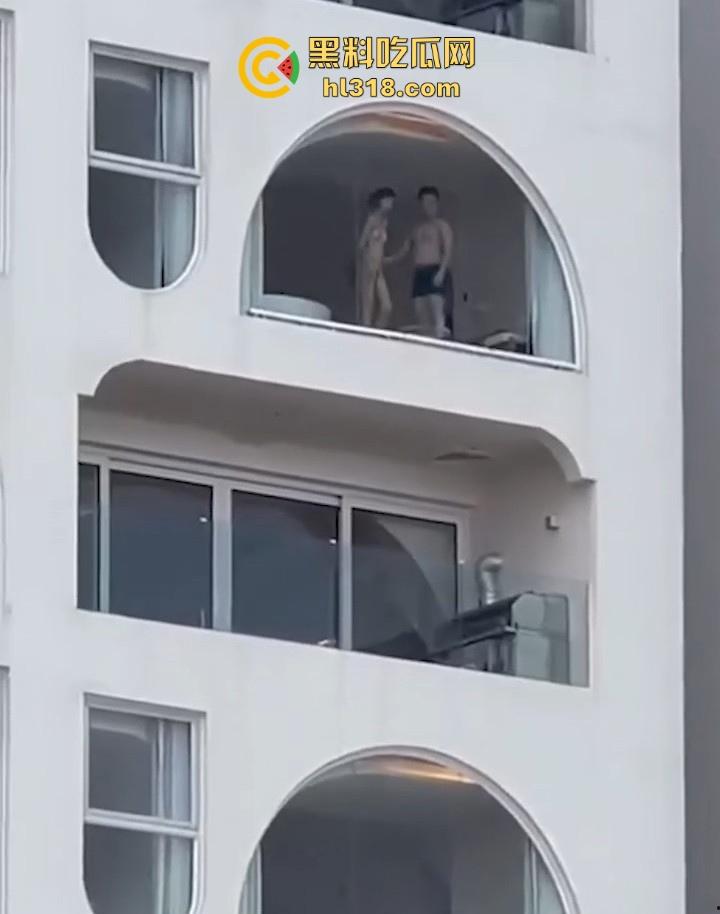 有钱人玩点刺激的，海景房不拉窗帘激情打炮，换着姿势狂干打桩，风景绝美尺度炸裂！  第6张