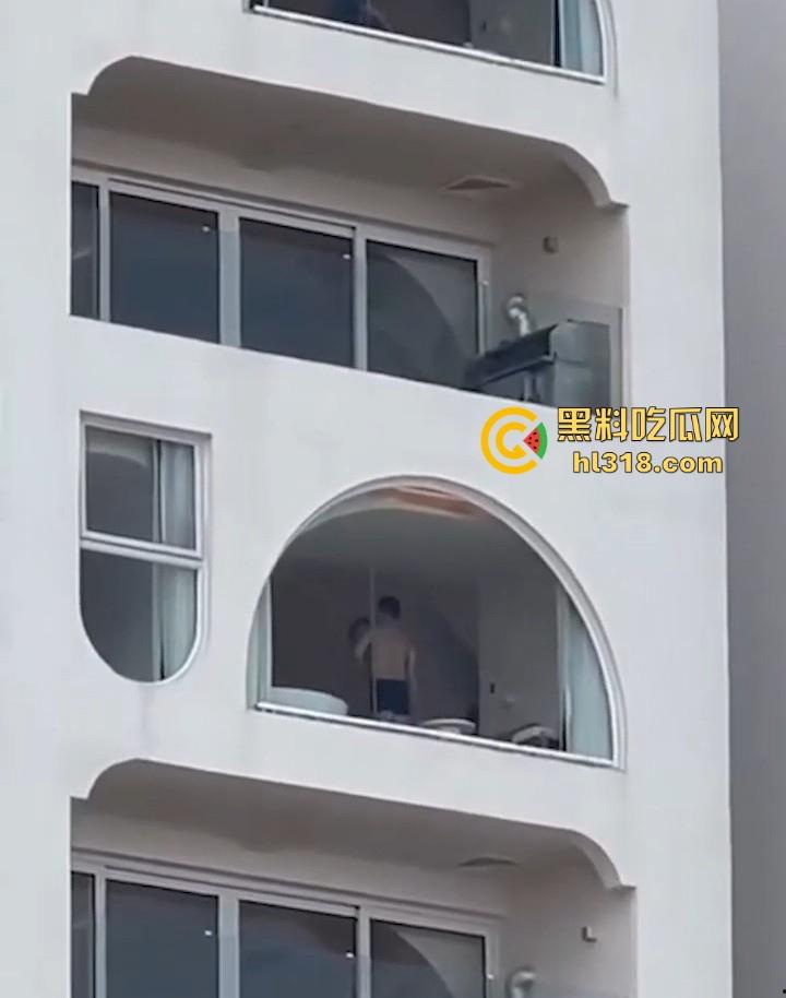 有钱人玩点刺激的，海景房不拉窗帘激情打炮，换着姿势狂干打桩，风景绝美尺度炸裂！  第7张