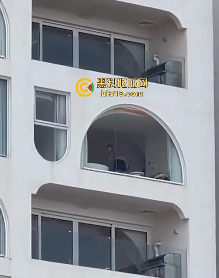 有钱人玩点刺激的，海景房不拉窗帘激情打炮，换着姿势狂干打桩，风景绝美尺度炸裂！  第8张