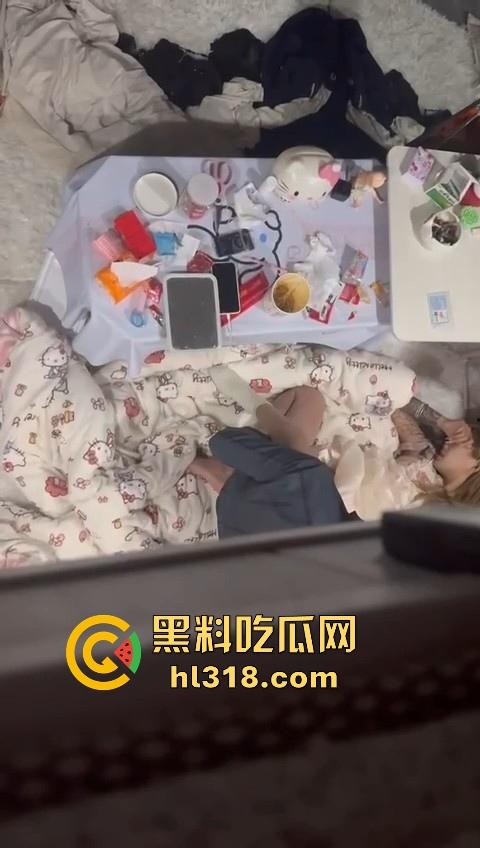 骚逼精神小妹把男朋友带回宿舍打炮，席地而坐直接猛插，现场鲜艳无比，妹子上铺室友看得逼都快湿了！  第8张