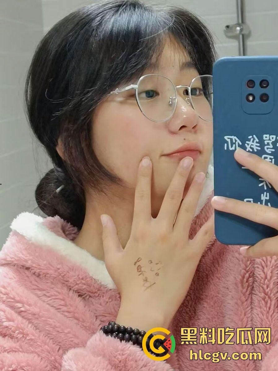 太原理工学院高材生【李雪】大翻车！清纯学霸竟成眼镜母狗，乖乖听话成男友泄欲工具！  第1张