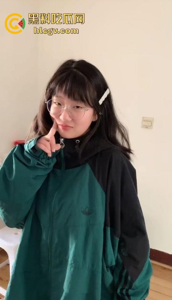 太原理工学院高材生【李雪】大翻车！清纯学霸竟成眼镜母狗，乖乖听话成男友泄欲工具！  第2张