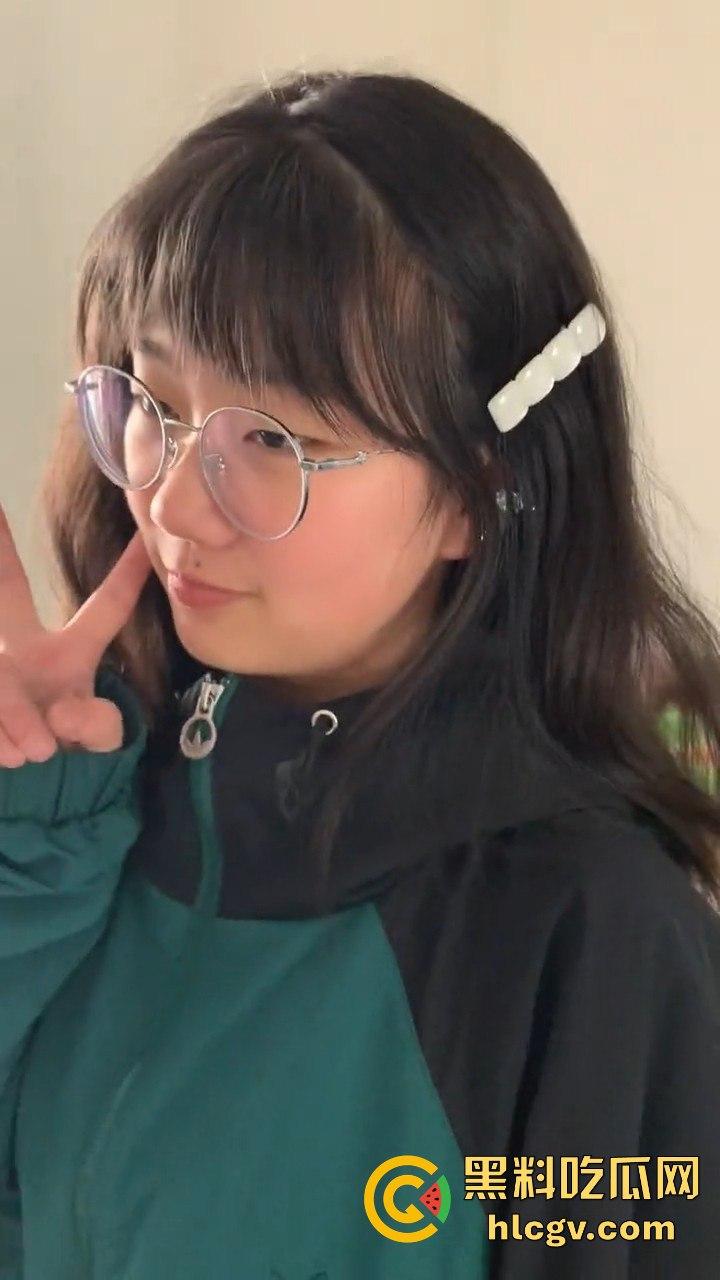 太原理工学院高材生【李雪】大翻车！清纯学霸竟成眼镜母狗，乖乖听话成男友泄欲工具！  第3张