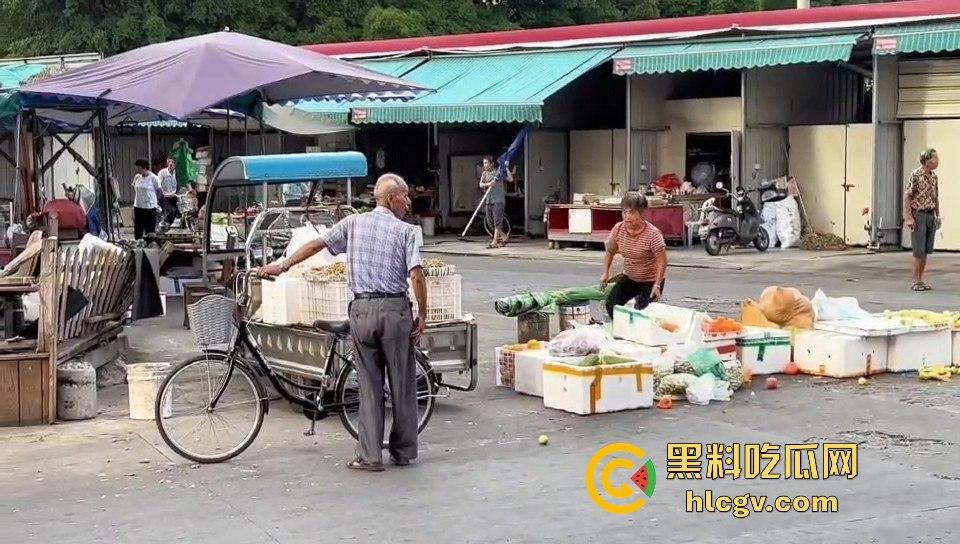 福建漳州海澄，女子不买水果被老太婆骂，结果碰到狠人，街上追着打！  第3张
