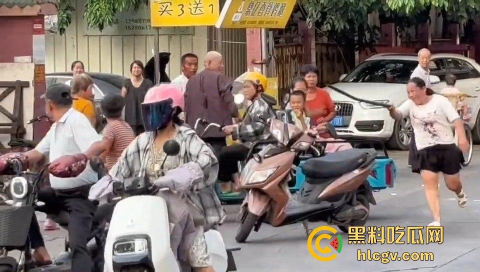 福建漳州海澄，女子不买水果被老太婆骂，结果碰到狠人，街上追着打！  第9张