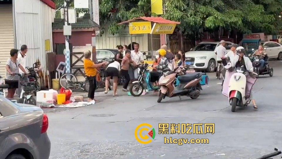 福建漳州海澄，女子不买水果被老太婆骂，结果碰到狠人，街上追着打！  第11张