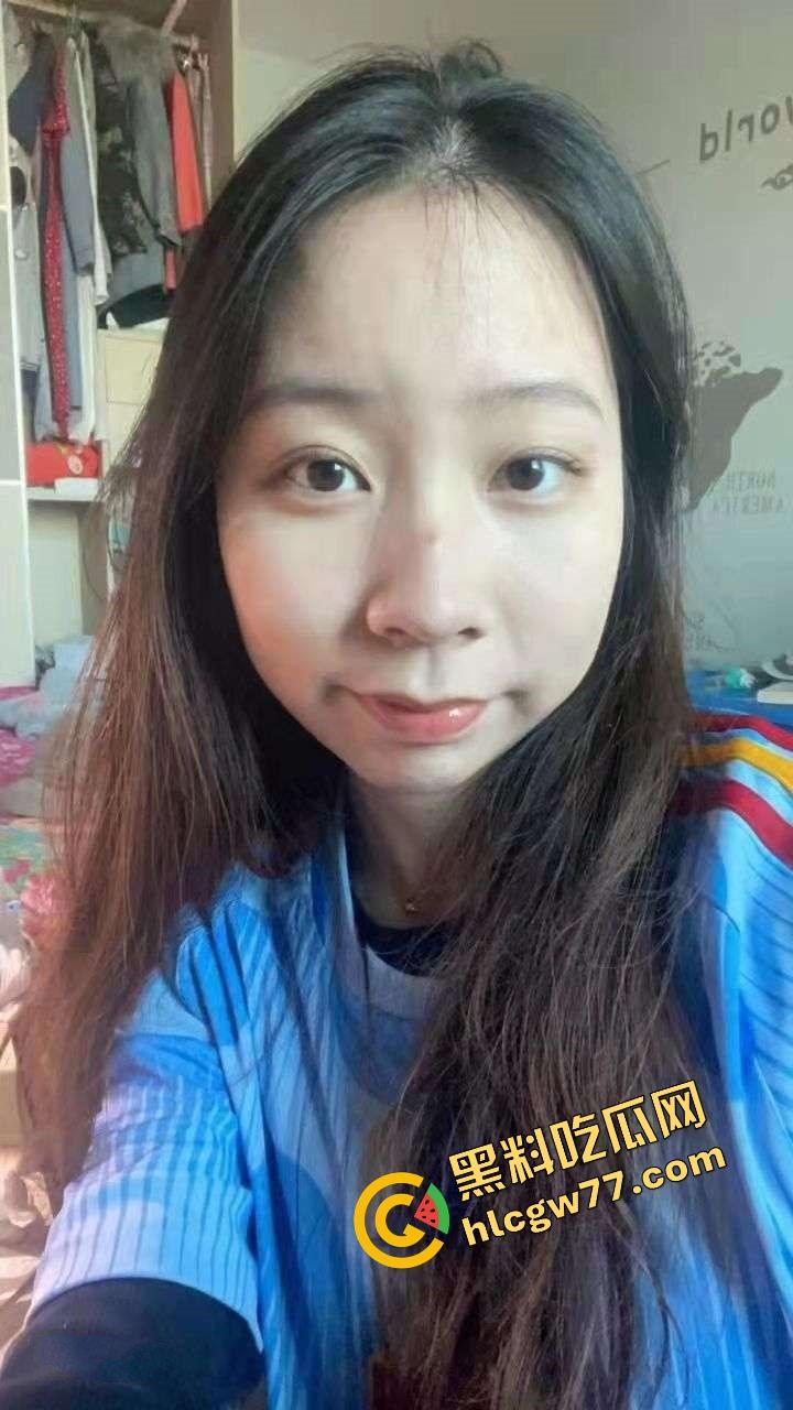 湖北二本院校女大学生【刘雪】表面乖乖女，私下白丝制服掰逼自拍，骚穴毛多唇歪，反差母狗本狗！  第1张