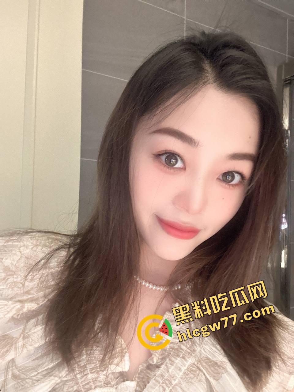 湖北二本院校女大学生【刘雪】表面乖乖女，私下白丝制服掰逼自拍，骚穴毛多唇歪，反差母狗本狗！  第2张