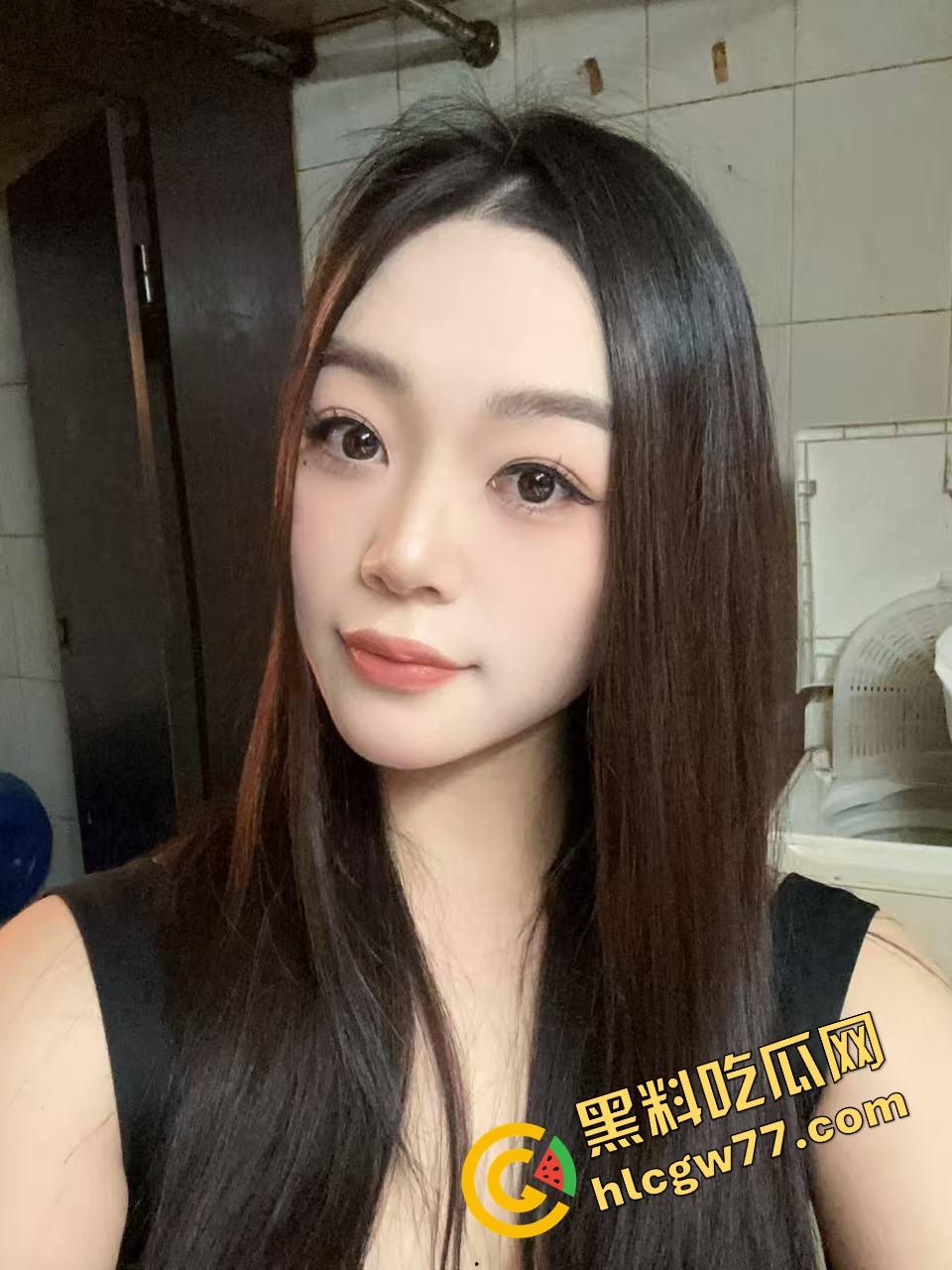 湖北二本院校女大学生【刘雪】表面乖乖女，私下白丝制服掰逼自拍，骚穴毛多唇歪，反差母狗本狗！  第6张