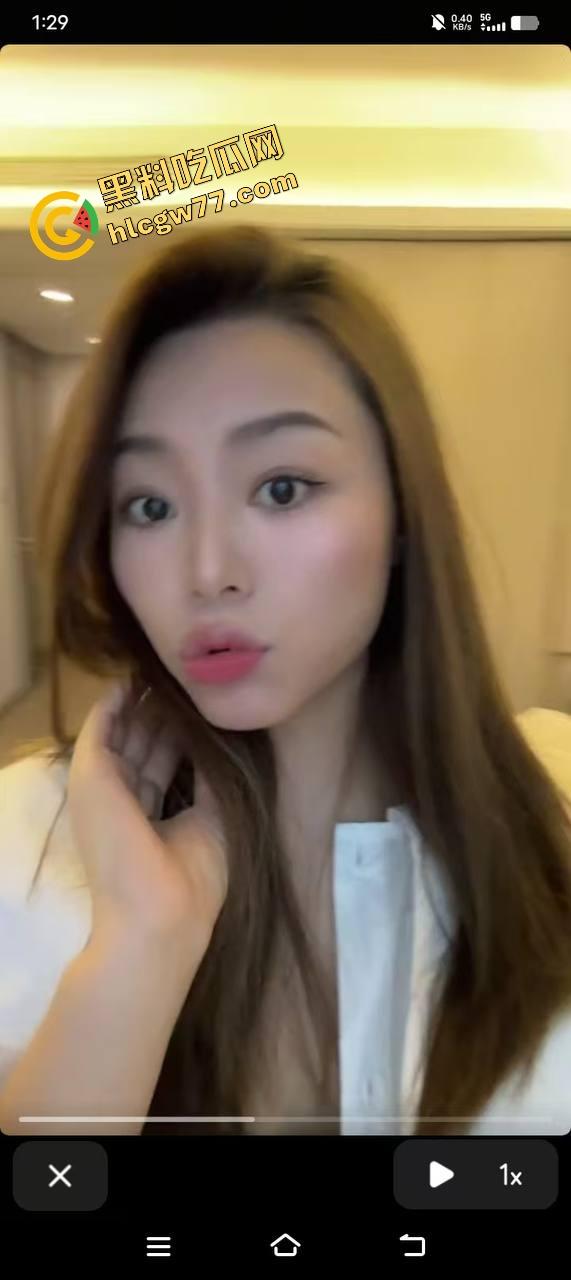 湖北二本院校女大学生【刘雪】表面乖乖女，私下白丝制服掰逼自拍，骚穴毛多唇歪，反差母狗本狗！  第9张