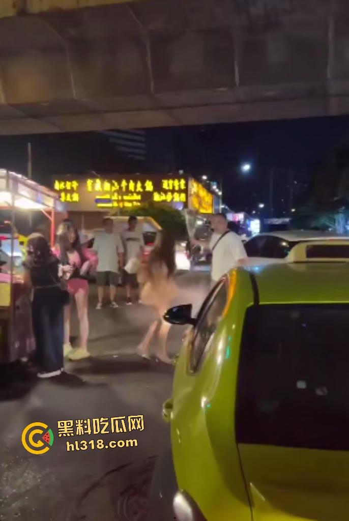 曼谷女子上街看到男友和其他女人说话，就像喝了醋坛子一样在街头追打，男友送花还被踹！  第1张