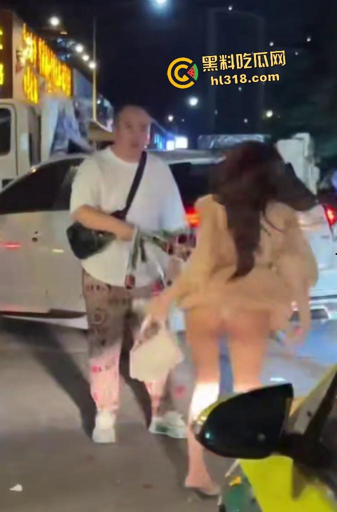 曼谷女子上街看到男友和其他女人说话，就像喝了醋坛子一样在街头追打，男友送花还被踹！  第3张