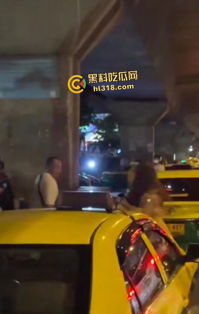 曼谷女子上街看到男友和其他女人说话，就像喝了醋坛子一样在街头追打，男友送花还被踹！  第6张
