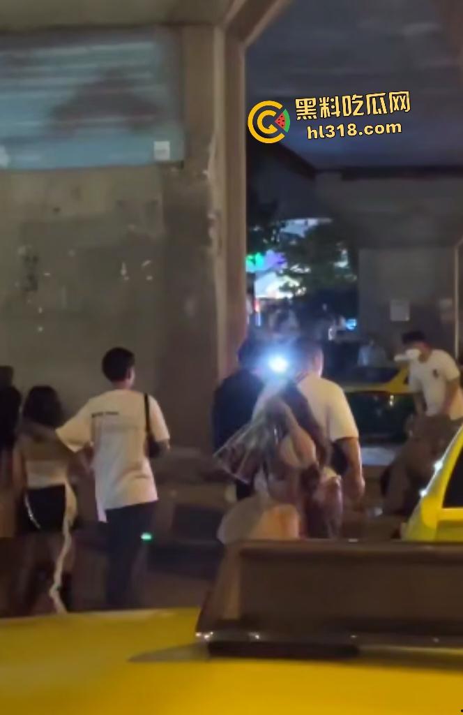 曼谷女子上街看到男友和其他女人说话，就像喝了醋坛子一样在街头追打，男友送花还被踹！  第7张