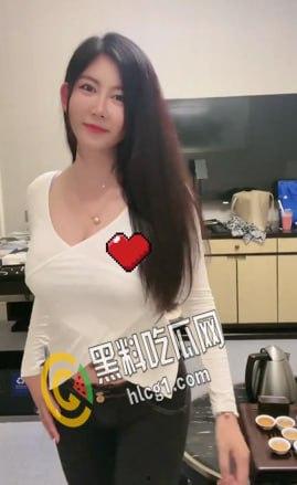 抖音网红反差骚货 李雅 在商场楼道跪舔粉丝 口交镜前后入啪啪射肥臀 姐姐真是太宠粉啦！  第8张