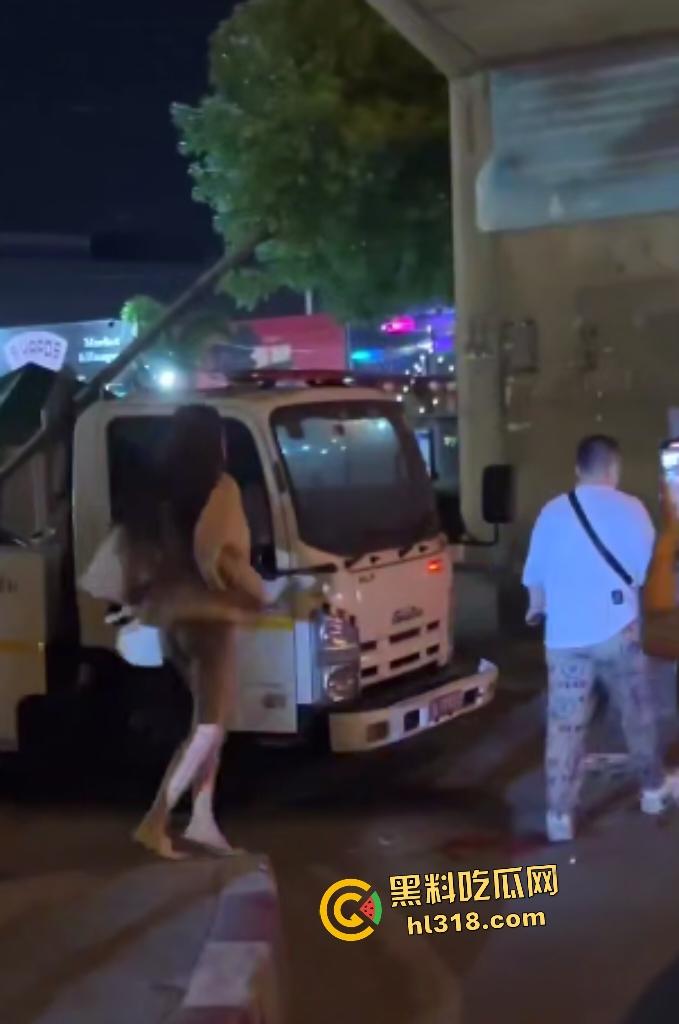 曼谷女子上街看到男友和其他女人说话，就像喝了醋坛子一样在街头追打，男友送花还被踹！  第8张