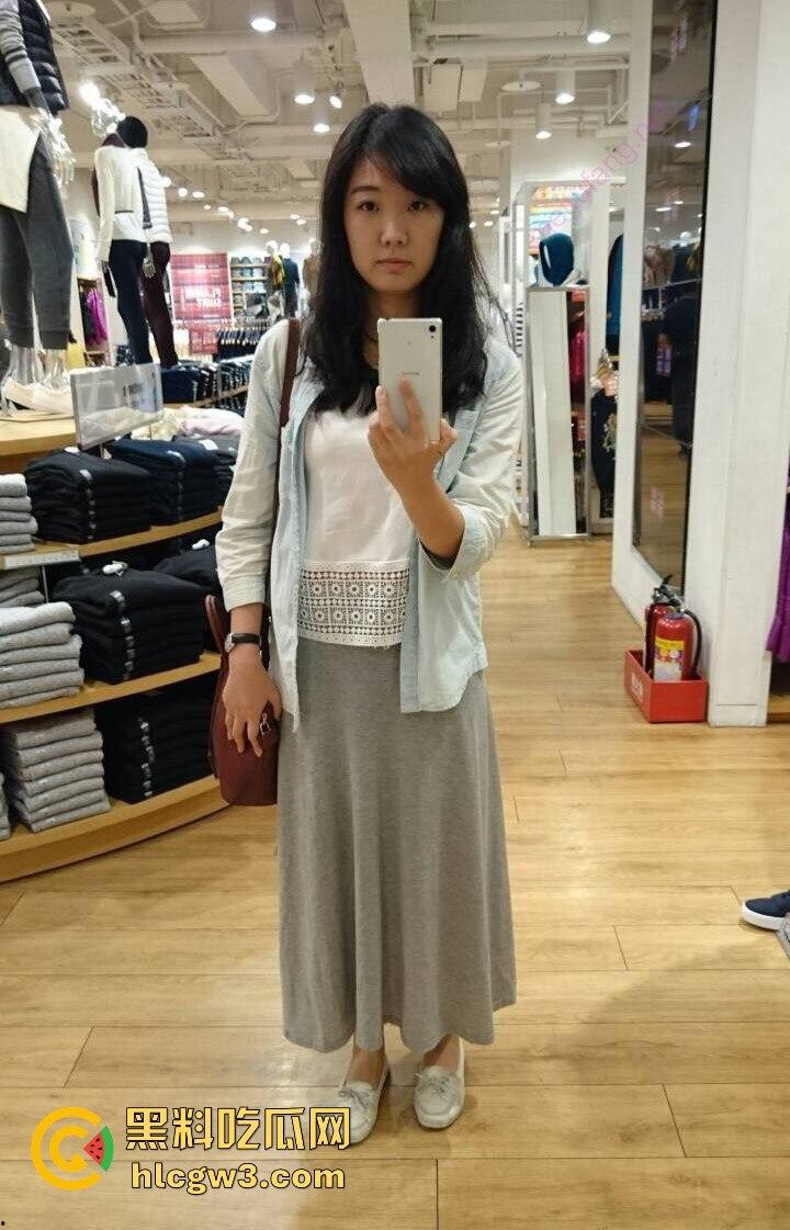 云盘泄密清纯女友性爱日常曝光  外表无害内心骚到飞起，下面插一根嘴里还塞一根！ 第3张