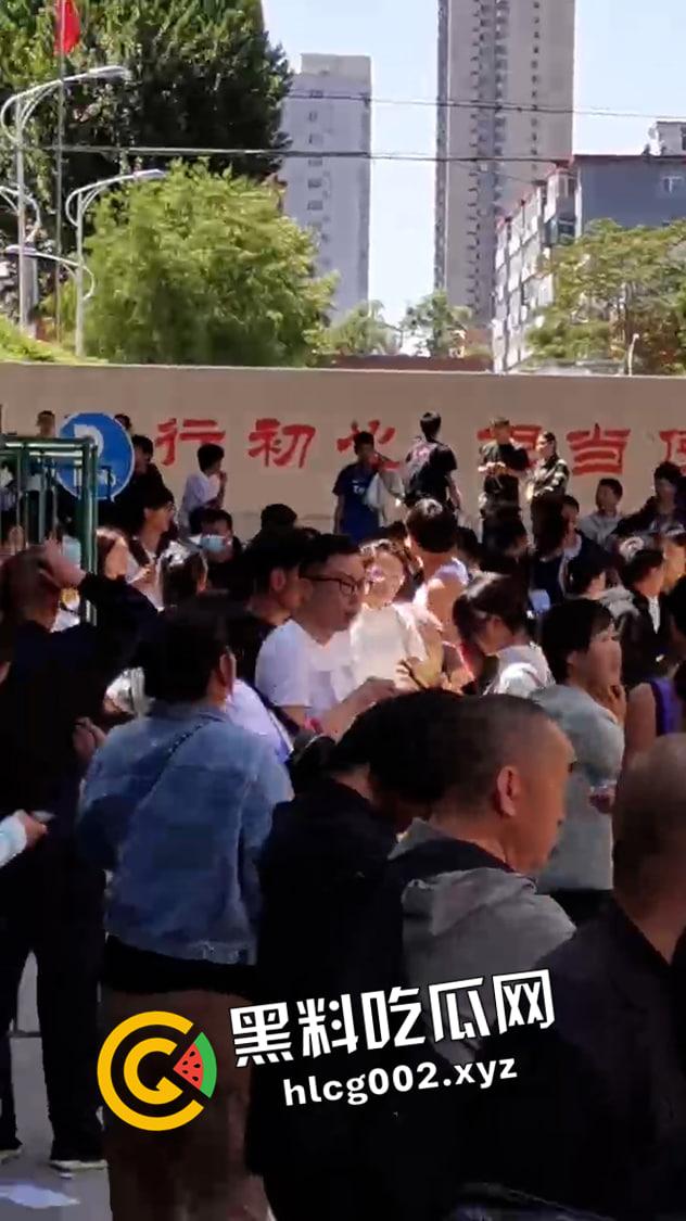 太原二十九中学体考裁判少掐表惹众怒 体育生包围学校讨要说法 现场视频流出  第6张