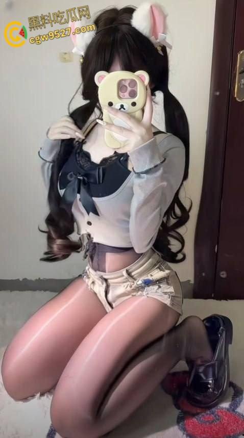 抖音美少女萝莉【曼萝】，小野猫穿肚兜玩弄巨乳，假阳具镜前发骚自慰，平常清纯可爱的妹妹这么反差！  第5张