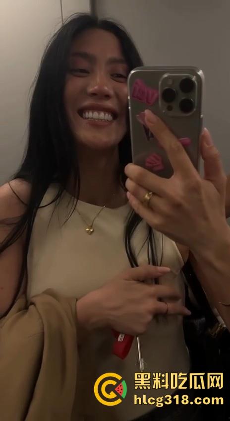 约炮成熟御姐，真空巨乳勾引奶头清晰可见，直接没忍住上手了，无套内射蜜桃嫩穴，真是人间极品！  第5张