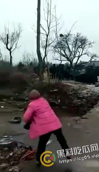 网传河南宁陵清华园学生死亡事件后续 抗议村民遭装甲车进村清算  第1张