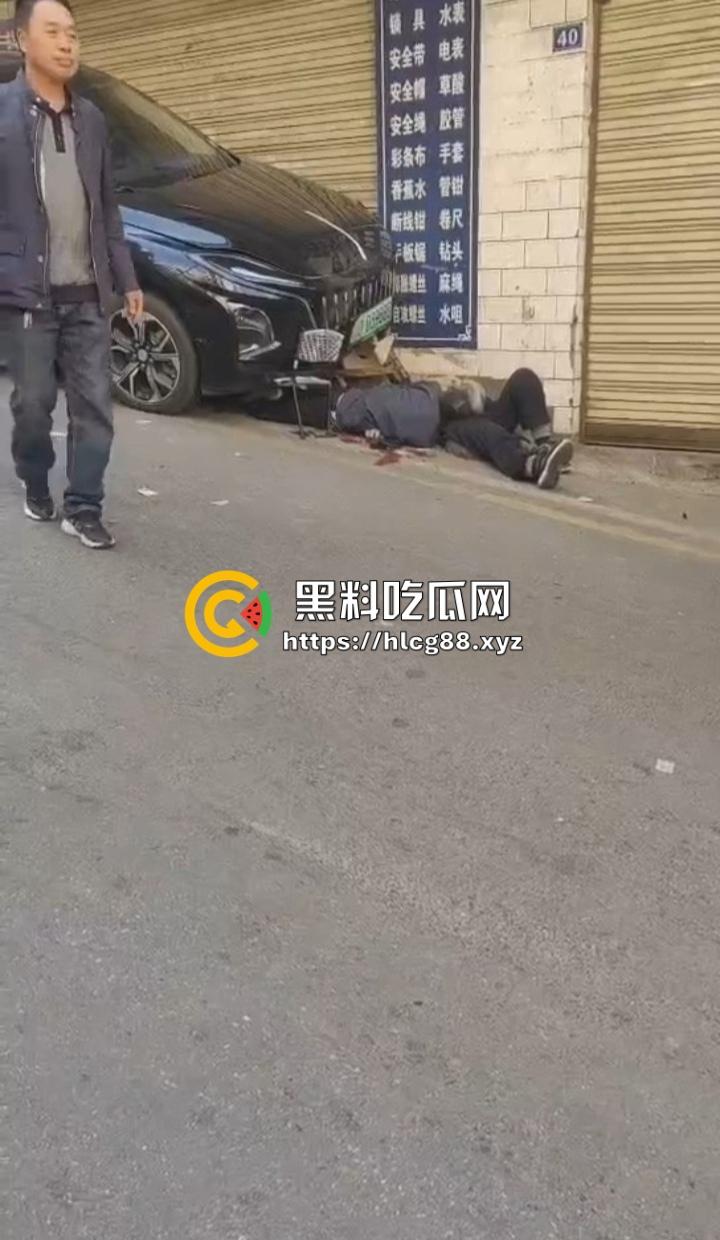 四川红旗骚女踩错油门当刹车，100码撞飞路人，车砸路沿顾客吓死个人真马路杀手！  第1张