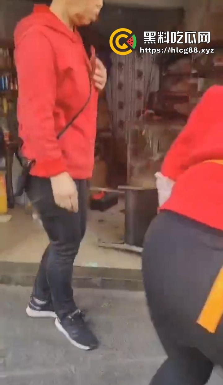 四川红旗骚女踩错油门当刹车，100码撞飞路人，车砸路沿顾客吓死个人真马路杀手！  第2张