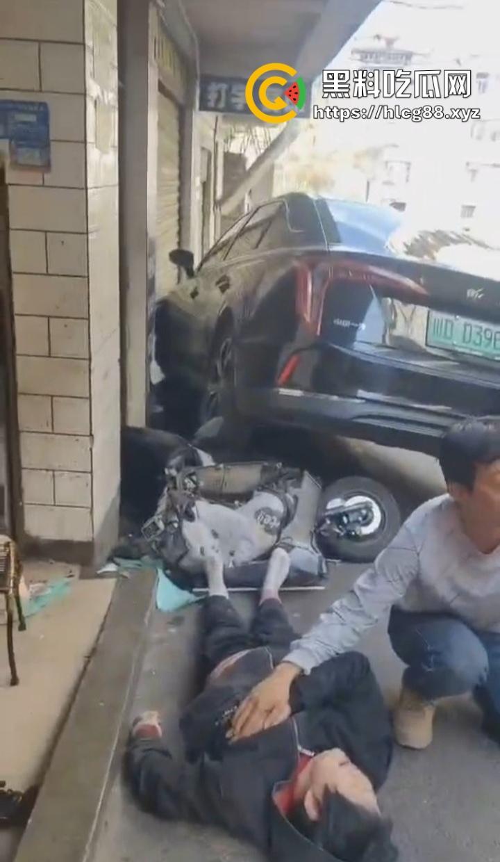 四川红旗骚女踩错油门当刹车，100码撞飞路人，车砸路沿顾客吓死个人真马路杀手！  第3张