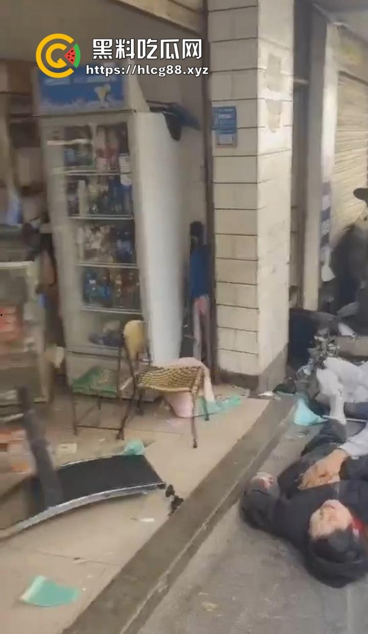 四川红旗骚女踩错油门当刹车，100码撞飞路人，车砸路沿顾客吓死个人真马路杀手！  第4张