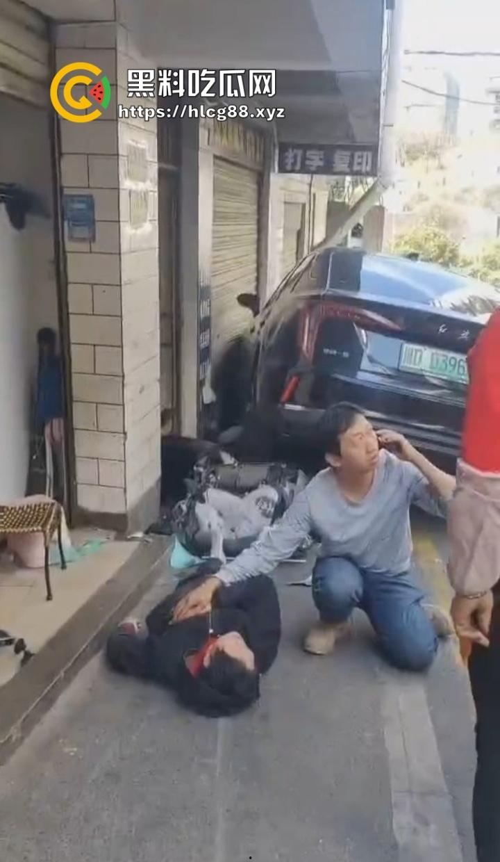 四川红旗骚女踩错油门当刹车，100码撞飞路人，车砸路沿顾客吓死个人真马路杀手！  第5张