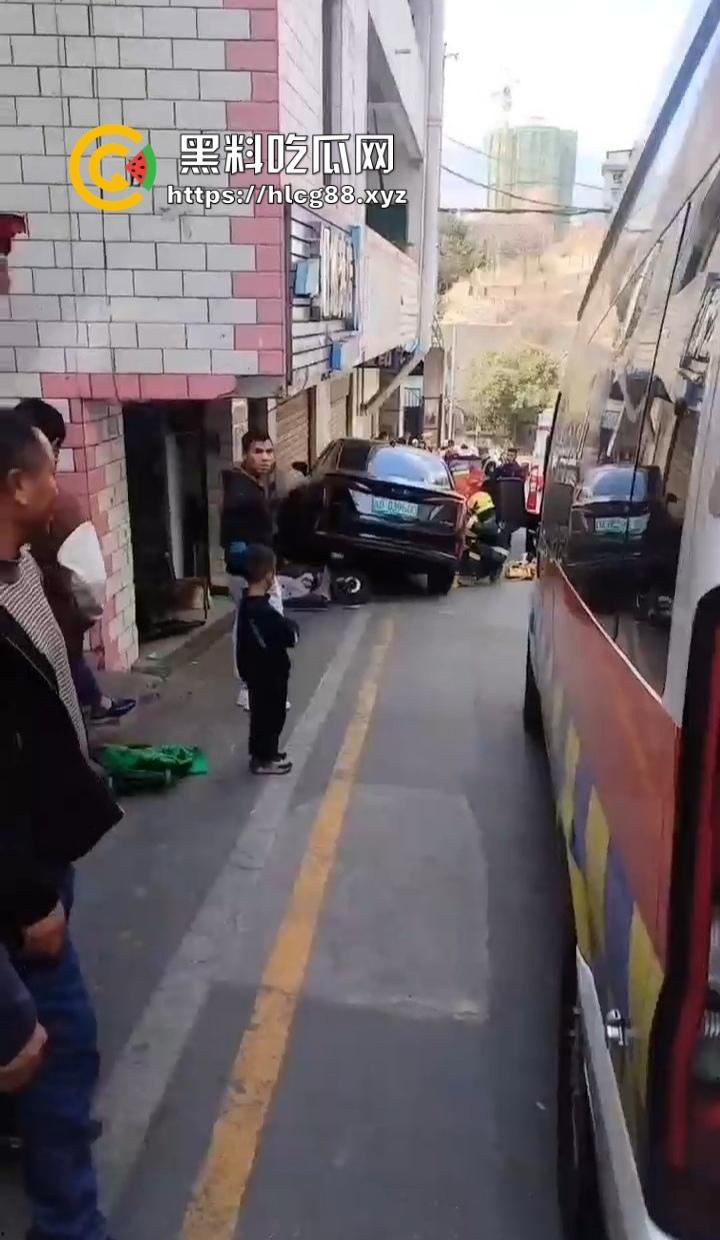 四川红旗骚女踩错油门当刹车，100码撞飞路人，车砸路沿顾客吓死个人真马路杀手！  第6张