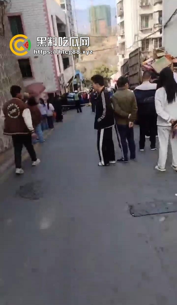 四川红旗骚女踩错油门当刹车，100码撞飞路人，车砸路沿顾客吓死个人真马路杀手！  第7张