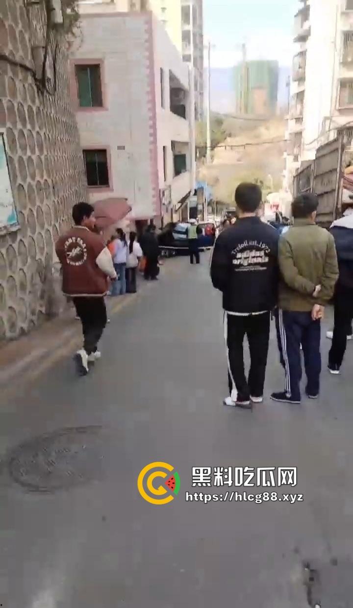 四川红旗骚女踩错油门当刹车，100码撞飞路人，车砸路沿顾客吓死个人真马路杀手！  第8张