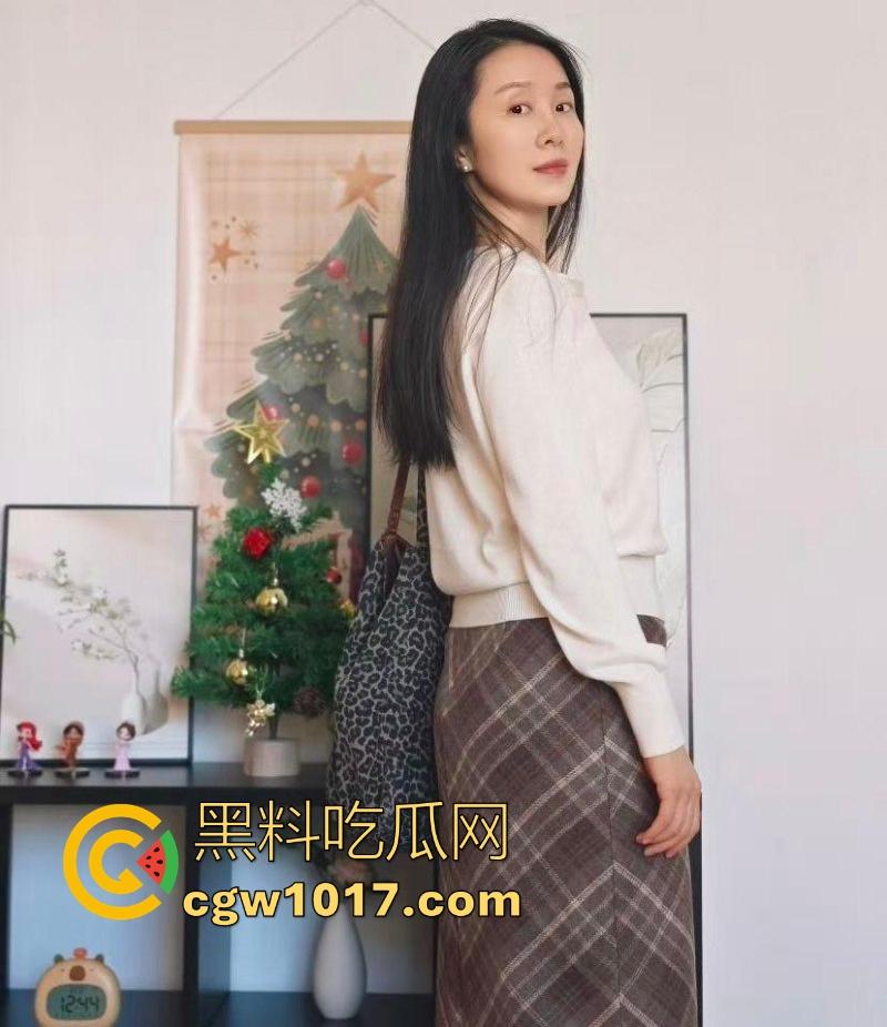 跟大嫂的刺激偷情，后入式暴操嫂子肥臀，嫂子爽到在前面大声的叫着直喊姐夫，这身材操起来真爽！  第3张