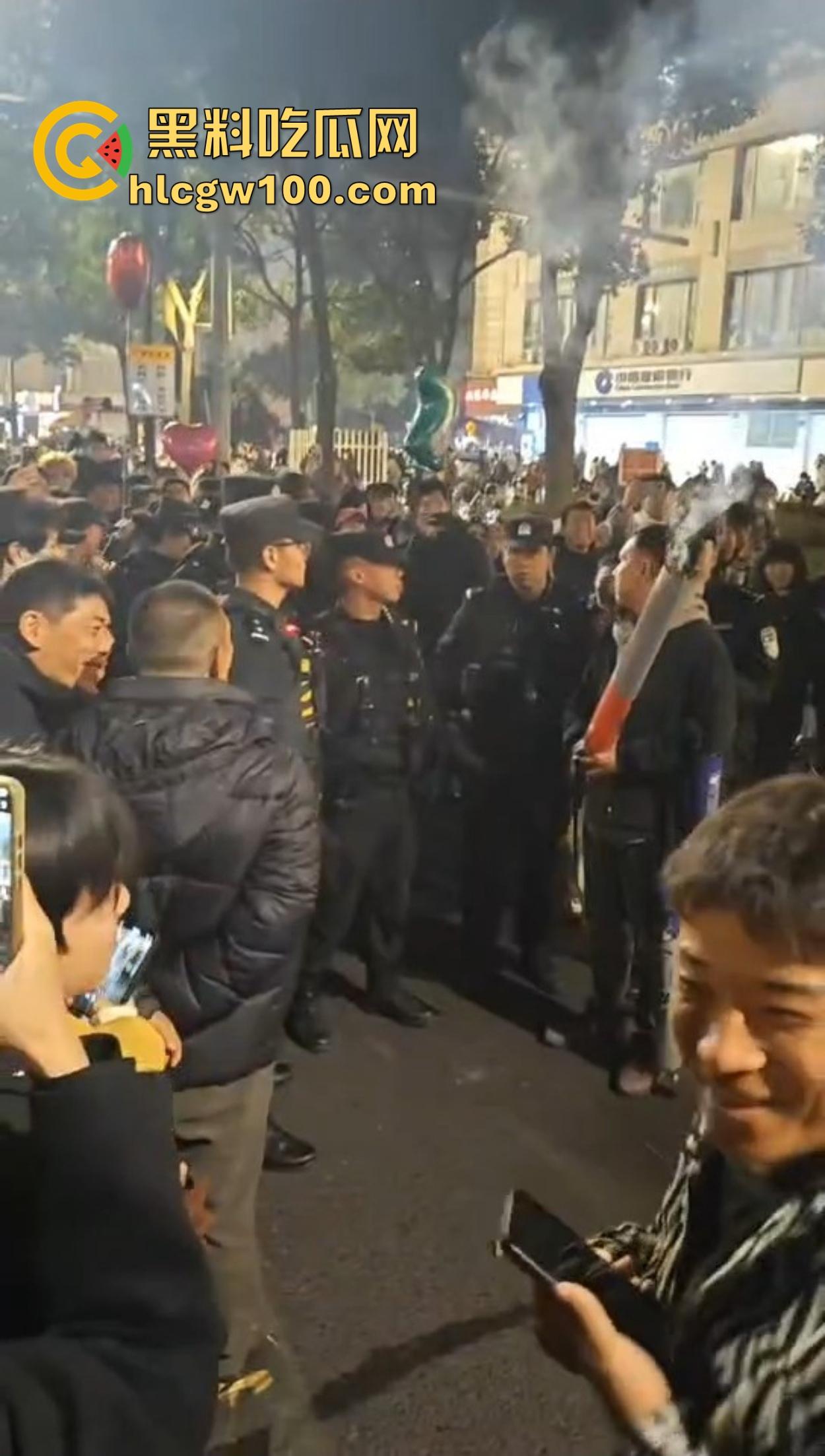 温州广场烟花事件搞笑收场，大半夜点烟花浪漫没享受多久，气氛没拉满，警察先到了，警察一到直接带走！  第2张