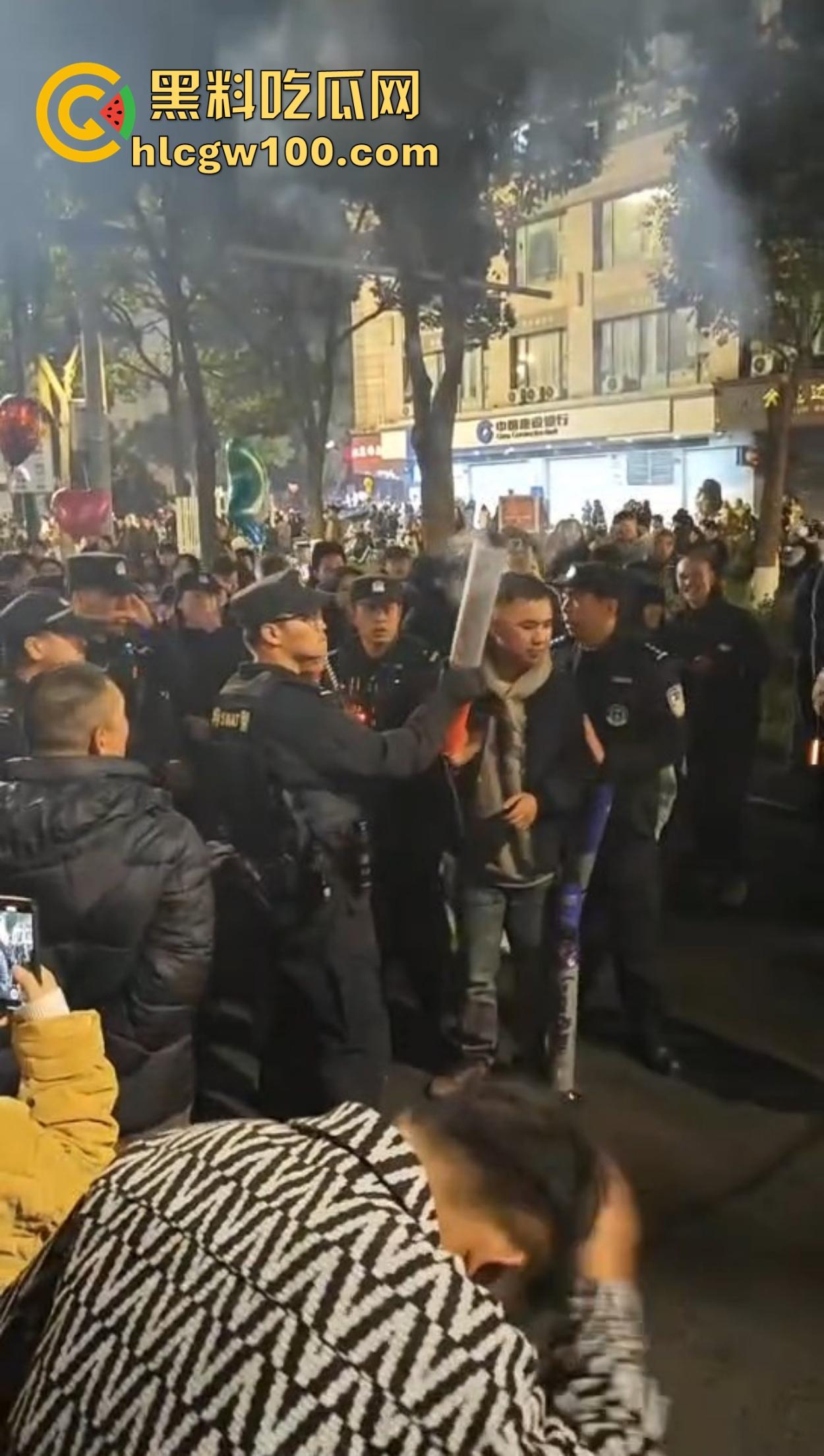 温州广场烟花事件搞笑收场，大半夜点烟花浪漫没享受多久，气氛没拉满，警察先到了，警察一到直接带走！  第3张