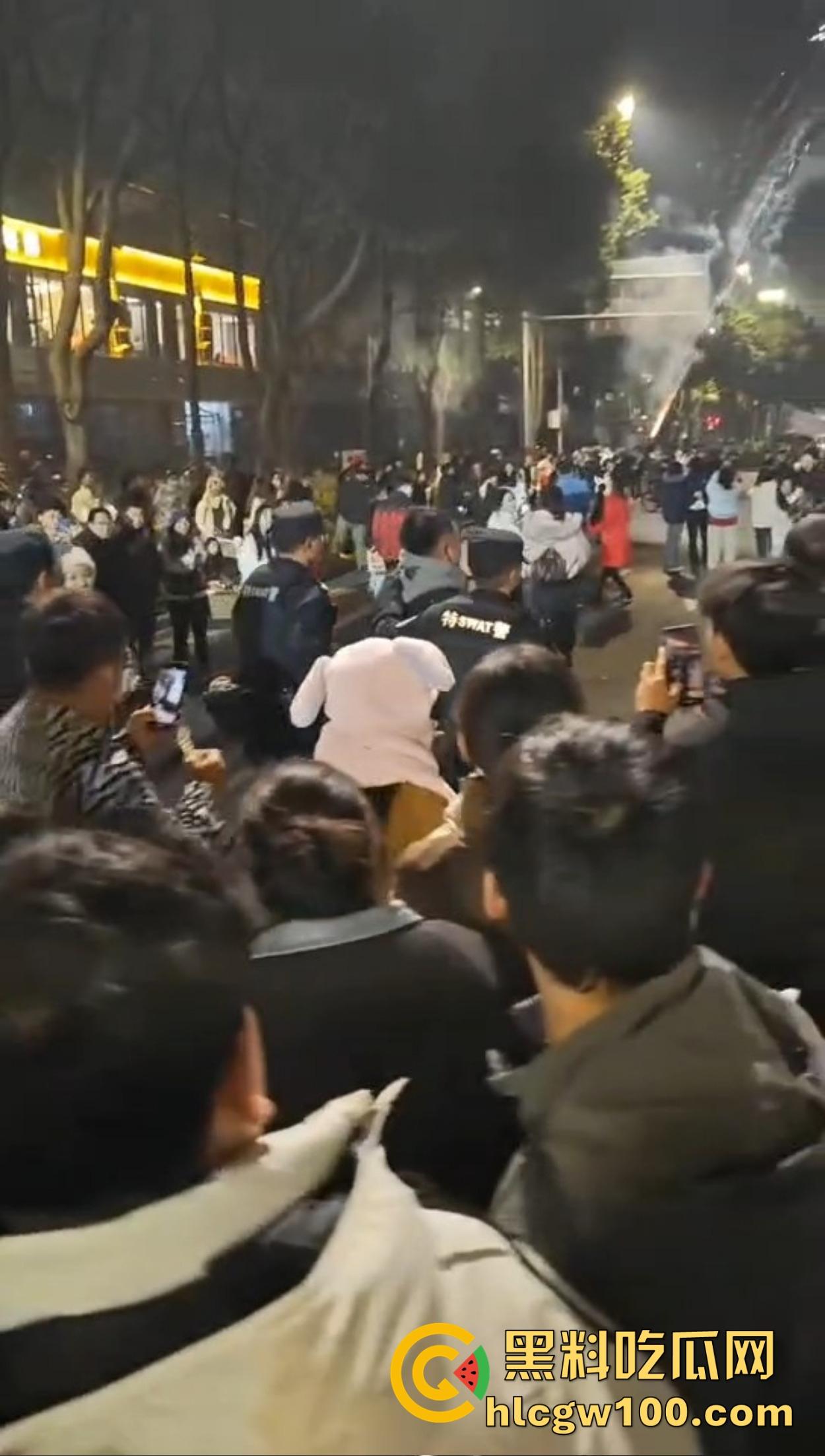 温州广场烟花事件搞笑收场，大半夜点烟花浪漫没享受多久，气氛没拉满，警察先到了，警察一到直接带走！  第5张