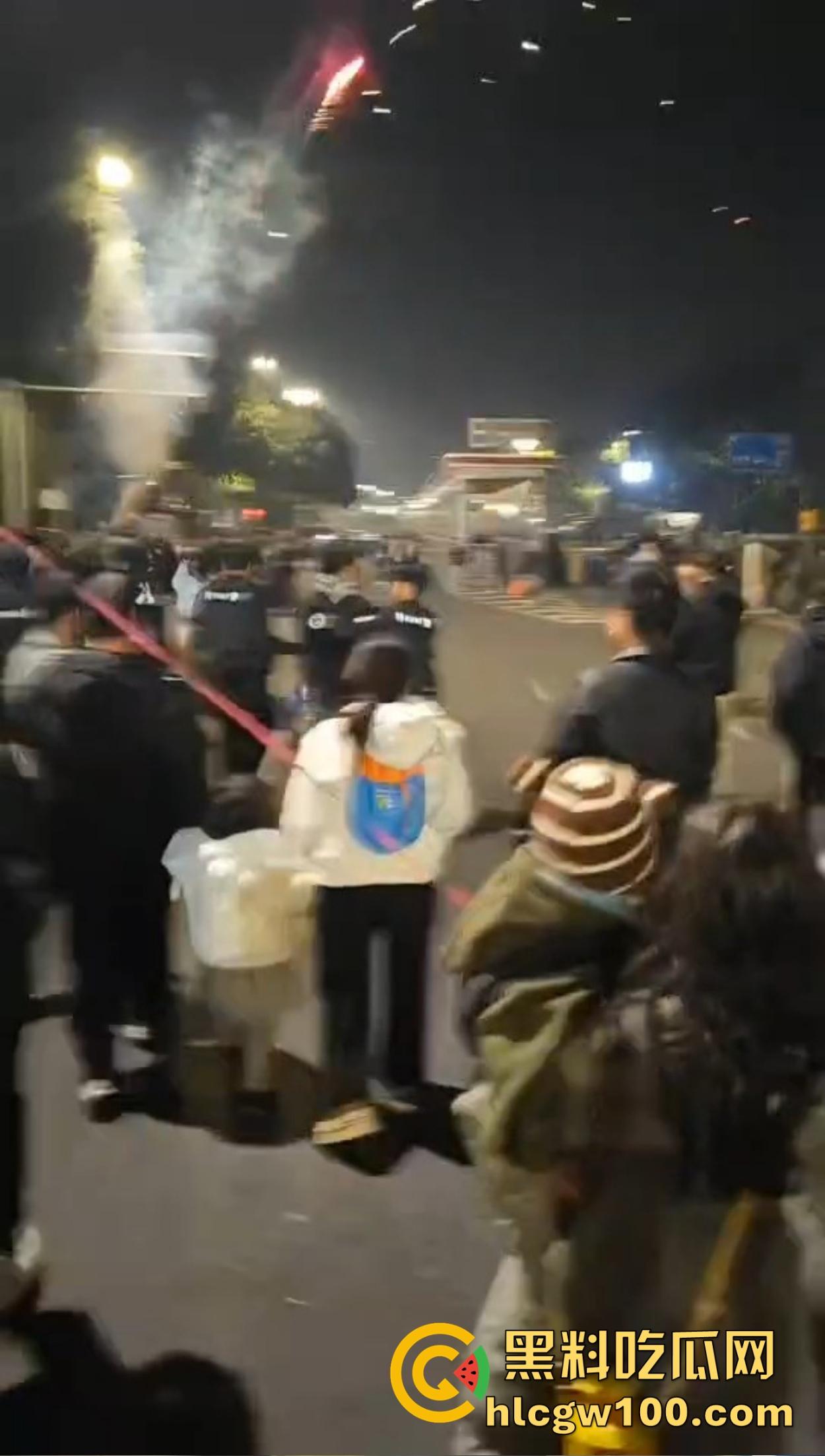 温州广场烟花事件搞笑收场，大半夜点烟花浪漫没享受多久，气氛没拉满，警察先到了，警察一到直接带走！  第6张