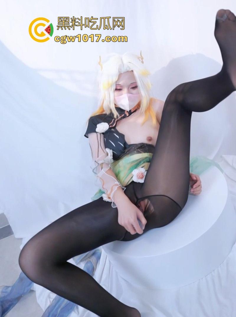 清纯反差福利姬【沐沐酱】最新自慰私拍流出，纤细尤物COS大乔，炮机嗡嗡狂顶嫩穴，粉红阴唇被撑开，撩到骨髓！  第2张