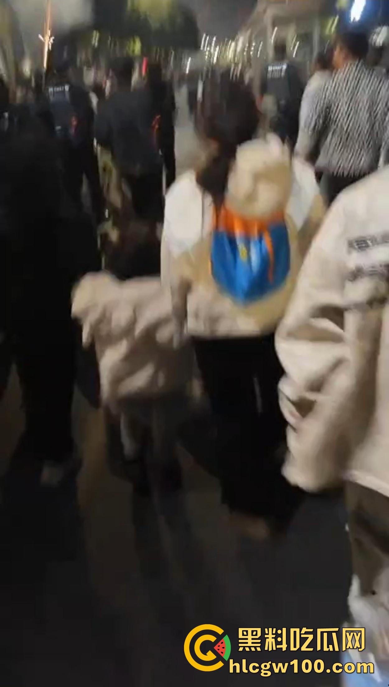 温州广场烟花事件搞笑收场，大半夜点烟花浪漫没享受多久，气氛没拉满，警察先到了，警察一到直接带走！  第7张