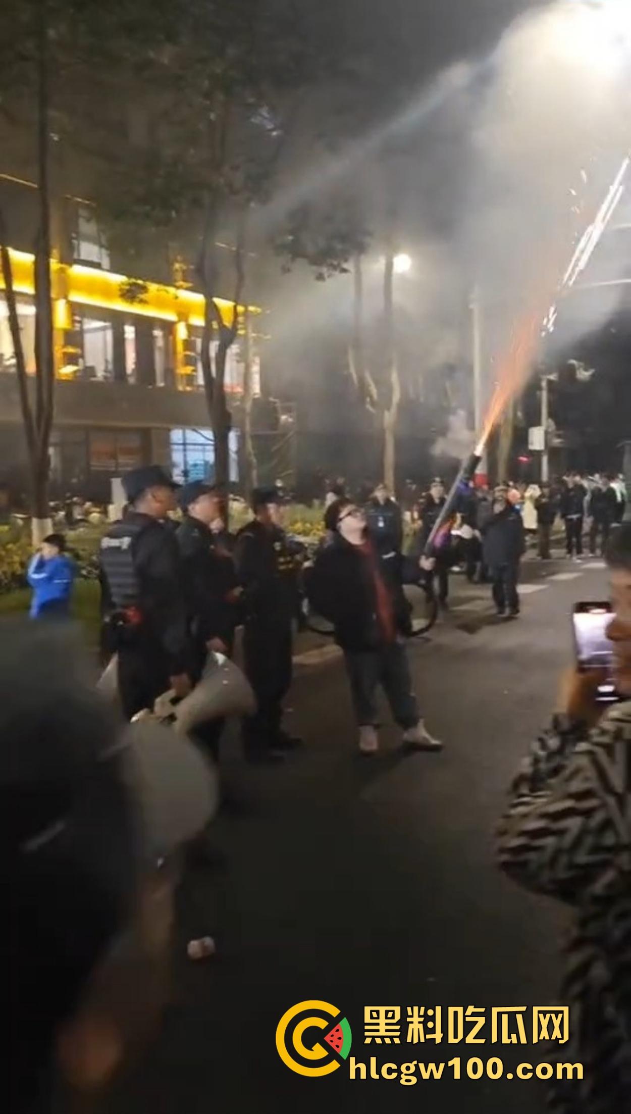 温州广场烟花事件搞笑收场，大半夜点烟花浪漫没享受多久，气氛没拉满，警察先到了，警察一到直接带走！  第8张