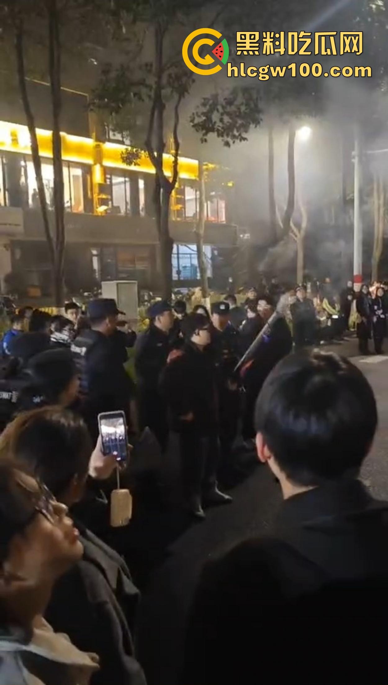 温州广场烟花事件搞笑收场，大半夜点烟花浪漫没享受多久，气氛没拉满，警察先到了，警察一到直接带走！  第9张