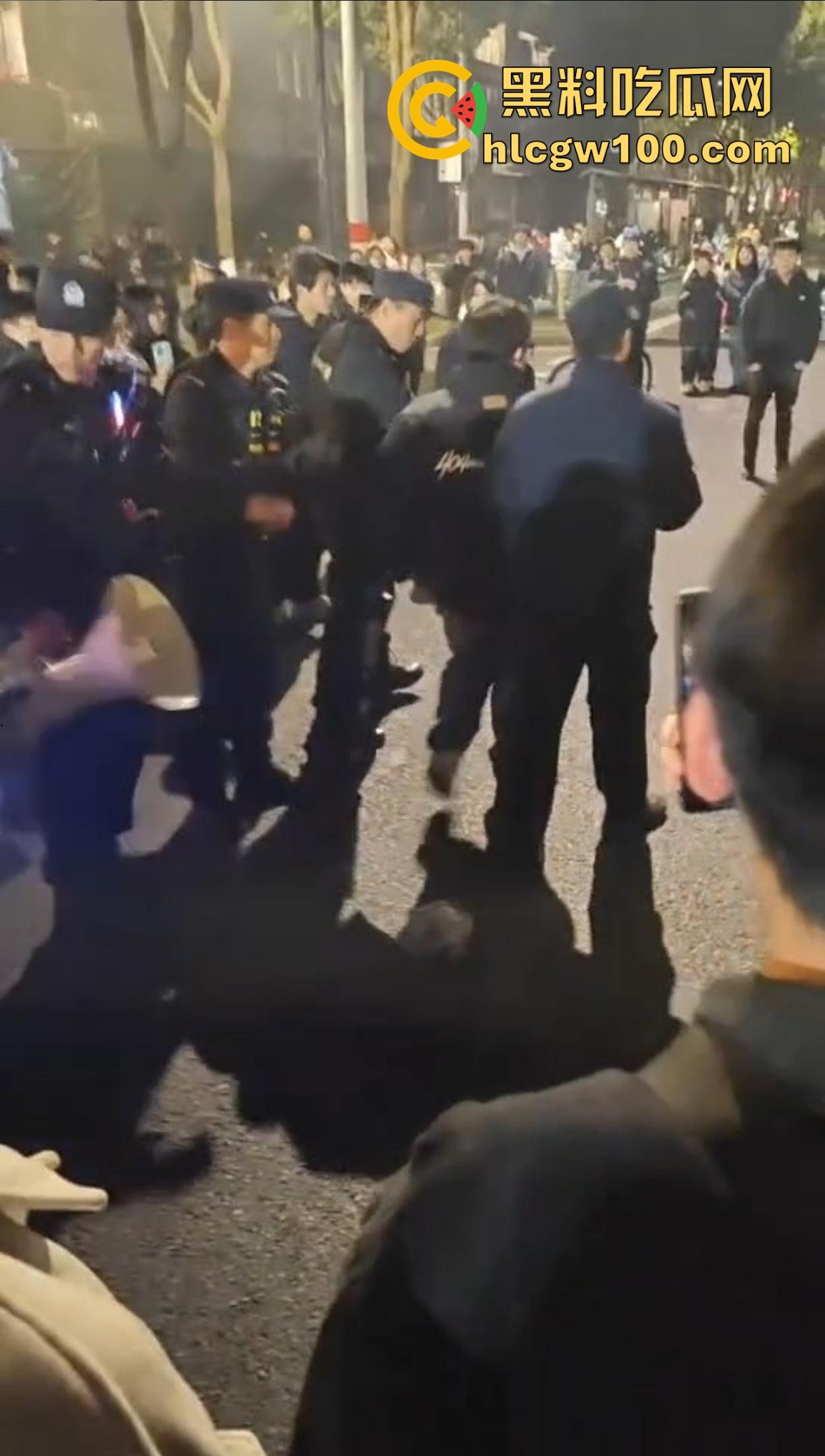 温州广场烟花事件搞笑收场，大半夜点烟花浪漫没享受多久，气氛没拉满，警察先到了，警察一到直接带走！  第10张