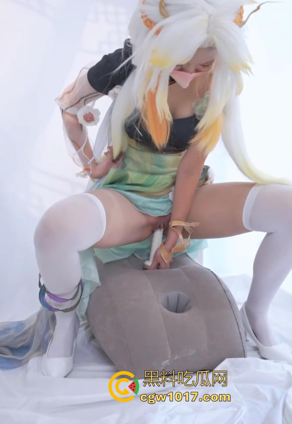 清纯反差福利姬【沐沐酱】最新自慰私拍流出，纤细尤物COS大乔，炮机嗡嗡狂顶嫩穴，粉红阴唇被撑开，撩到骨髓！  第7张